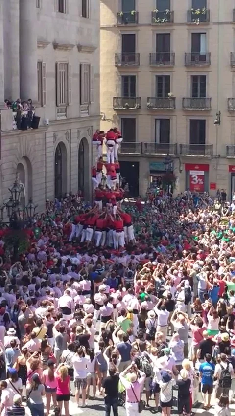 VV944 Human pyramid fail! Stock-Footage 129462614