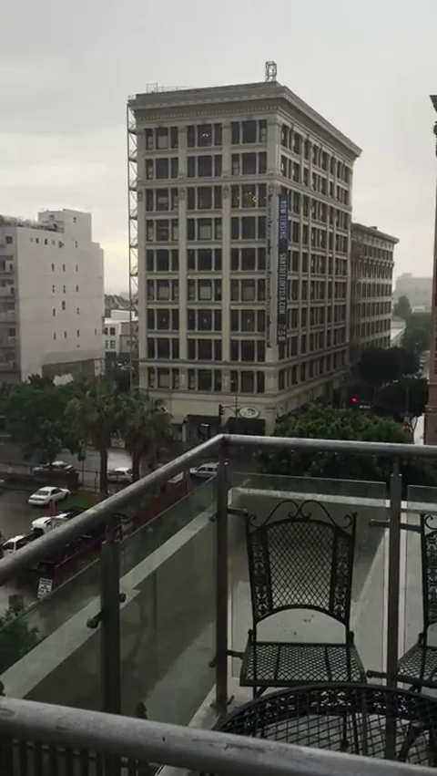 VV952 Lightning bolt scares the hell out of guy Stock-Footage 129459206