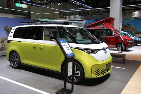  VW ID.Buzz Pro (Farbe: Candy-Weiss / Limonengelb Metallic, Elektroauto mi... Stock Photos