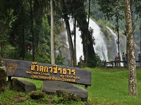 Wachirathan waterfall : waterfall in doi inthanon park, Chiang mai,Thailand. Stock Footage 77372877