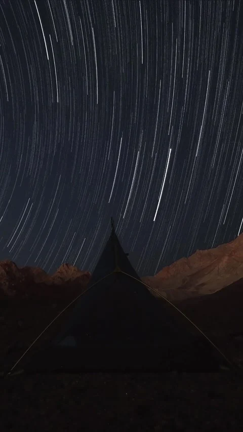 Wadi rum star trails over camping tent between sandstone cliffs night sky a.. 動画素材 330277439