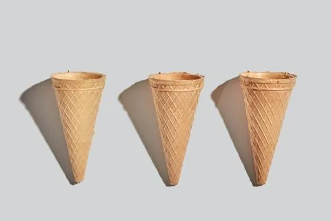 Wafer sweet cones pattern on a white background with ahadows. Flat lay. Foto stock