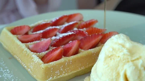 Waffles with ice cream Video stock 113523455