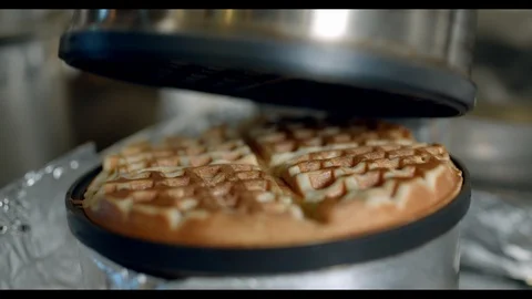 Waffles preparing in waffle iron closeup 스톡 동영상 122620000