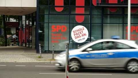 Wahlkampf for Olaf Scholz SPD and Glaswand mit Verkehr Stock Footage