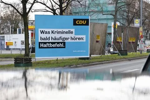 Wahlplakat der CDU Was Kriminelle bald häufiger hören: Haftbefehl.. zur Wi. Stock Photos