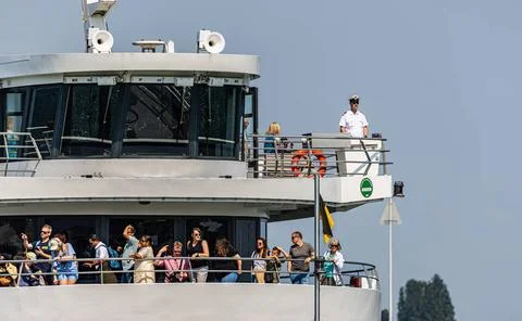   Während die Passagiere die Einfahrt in den Konstanzer Hafen geniessen, i.. Stock Photos