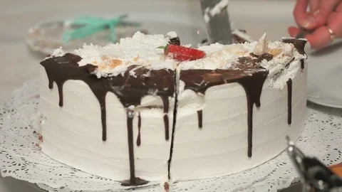 Waiter with a knife cuts a wedding cake on pieces Vídeo Stock 80358419