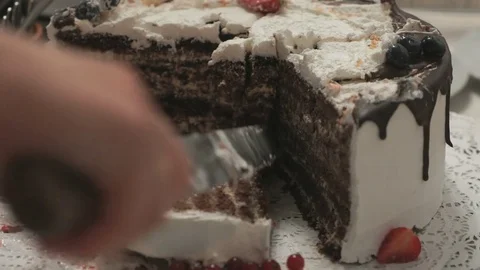 Waiter with a knife cuts a wedding cake on pieces Stock-Footage 80988333