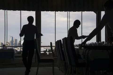 Waiter mans serving banquet table at restaurant Fotos Stock