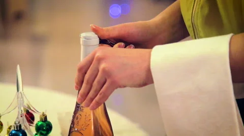 The waiter opens the wine Stockbeeldmateriaal 65362592