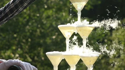 Waiter Pouring Champagne Into Glasses With Liquid Nitrogen 스톡 동영상 59663142