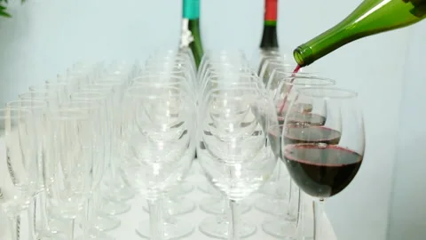 Waiter pours red wine in the rows of glasses at the festival. Media. On the 動画素材 148078685