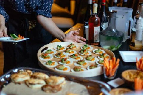 Waiter preparing the canapy table Foto stock