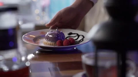 The waiter puts the dish on the guest table close up 库存影片 130356621