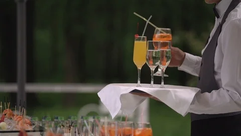 Waiter puts the glasses of drinks on the tray Video stock 106998746