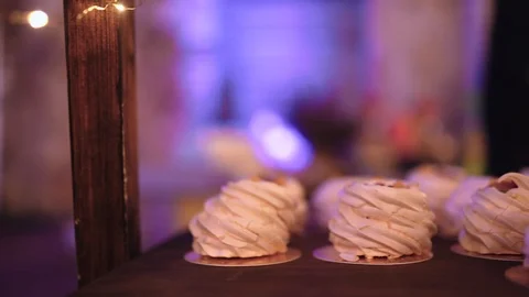 The waiter serves marshmallows to the table 動画素材 124033085