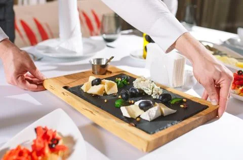 Waiter serving table in the restaurant preparing to receive guests. Foto stock