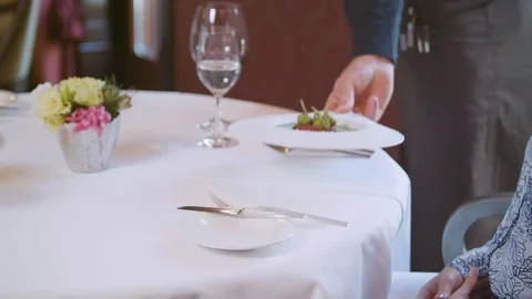 Waiter serving vegetables Vídeos de archivo 104663391
