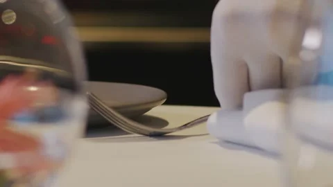 A waiter sets the table 库存影片 223158394