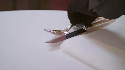 Waiter setting table with knife an spoon Vídeos de archivo 104664152