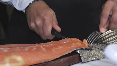 Waiter slices the salmon Vídeo Stock 240982090