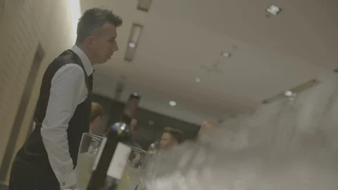 Waiter taking orders Vídeo Stock 100978868