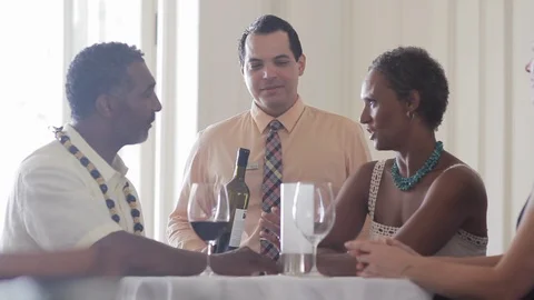 Waiter talking to a couple. 스톡 동영상 88371442