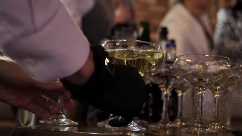 The waiter's hands take away the glasses of champagne to distribute to the Vídeo Stock 257570336