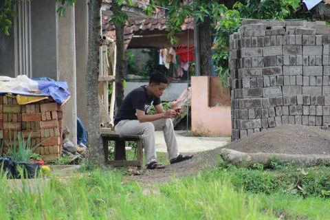 Waiting again while looking at the incoming messages on the cell phone 库存照片