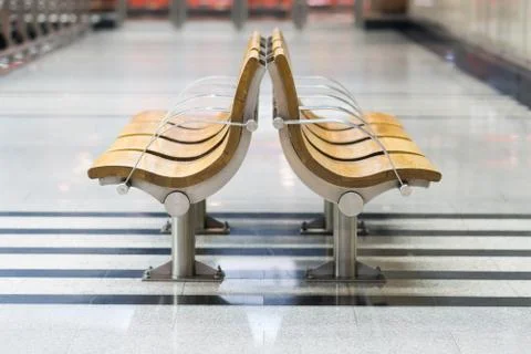 Waiting area at train station. Empty chairs in rest area Foto stock