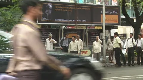 Waiting for a bus in Mumbai 스톡 동영상 22024485