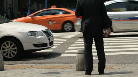 Waiting to cross road 스톡 동영상 30463023