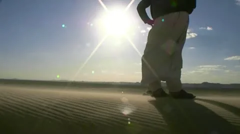 Waiting in the desert 動画素材 16379895