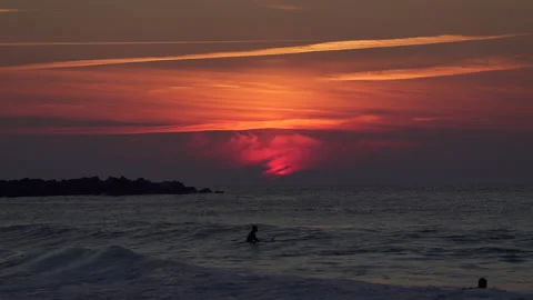 Waiting the last wave during Sunset, surf in San Sebastian Vidéo 152638691