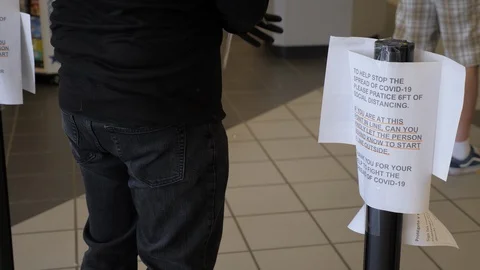 Waiting In Line At The Post Office During Pandemic Vídeo Stock 128587423