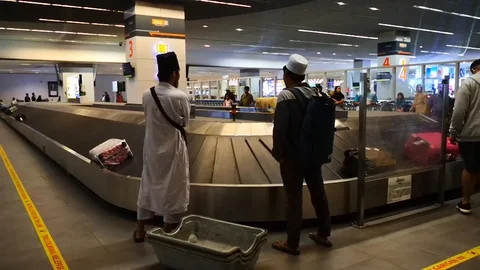 Waiting luggage Vidéo 107192506