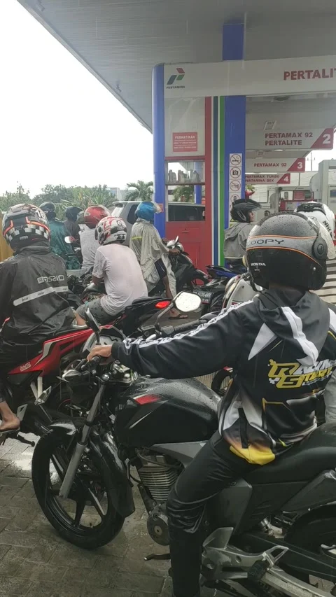 Waiting for pertalite Video stock 210749018