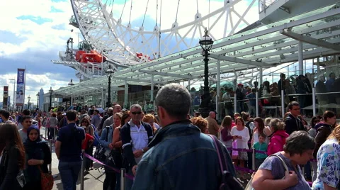 Waiting queue for London Eye Attraction Video stock 41422323