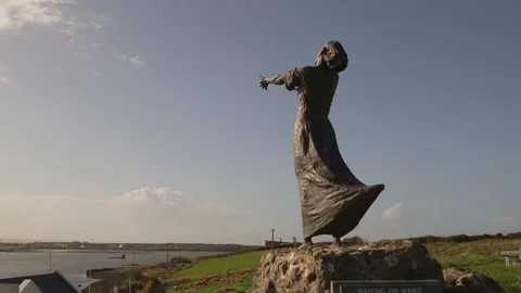 Waiting on the Shore statue at Rosses Point, Sligo, Ireland. 動画素材 201524199