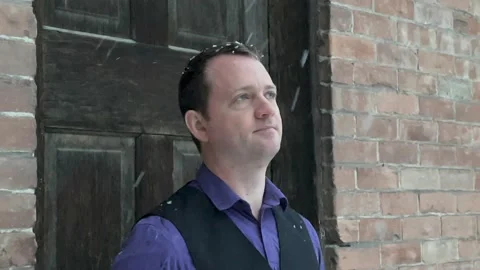 Waiting in the Snow - contemplative - when someone arrives Vídeos de archivo 150879854