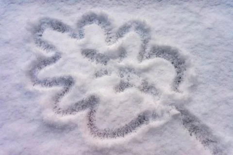 Waiting for spring, oak leaf symbol drawn in snow Foto stock