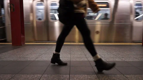 Waiting for the subway Video stock 33346821