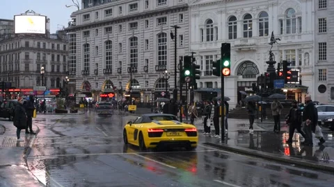 Waiting for the Traffic Lights at Piccadilly Circus Stock Footage 229899088