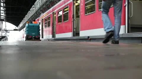 Waiting train Видео 11631046