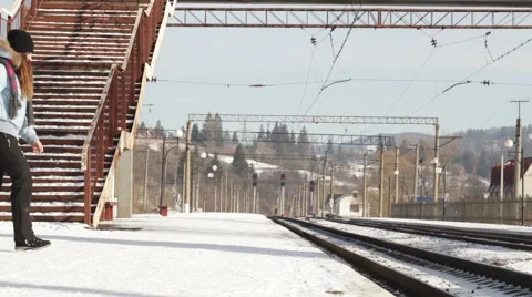 Waiting for train Stock-Footage 47370809