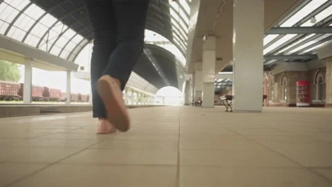 Waiting for the train Vídeo Stock 153848966