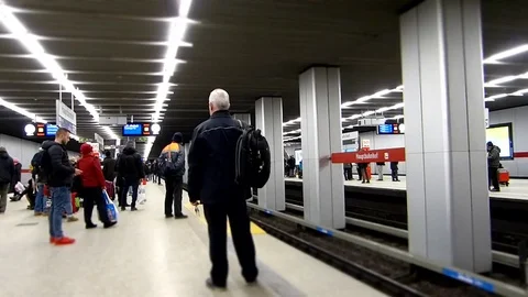 Waiting for the train at Munich metro station, Time lapse and tilt shift Vídeo Stock 71947554