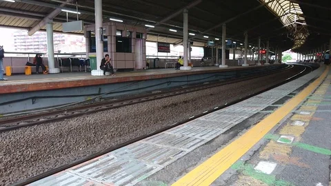 Waiting for the train at the station Video stock 121180677