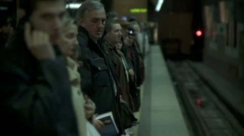 Waiting the train at the subway. Vídeo Stock 946201